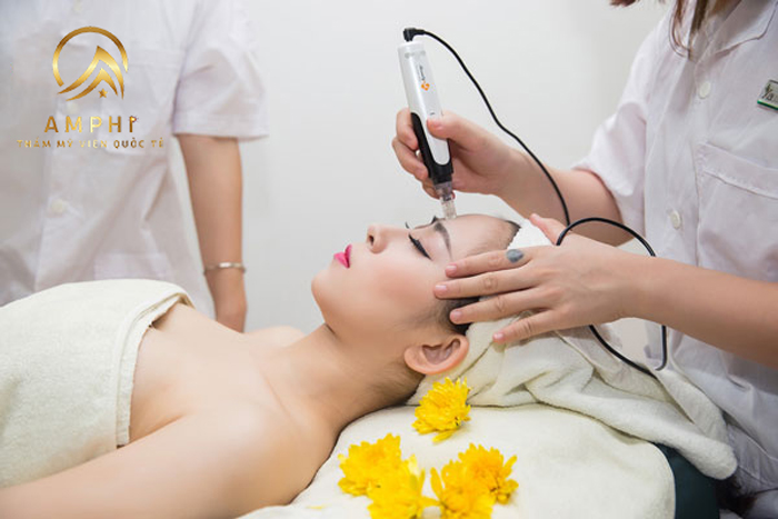 khách hàng điều trị sẹo tại AmPhi