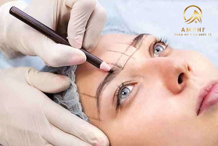 khách hàng phun xăm thẩm mỹ tại AmPhi