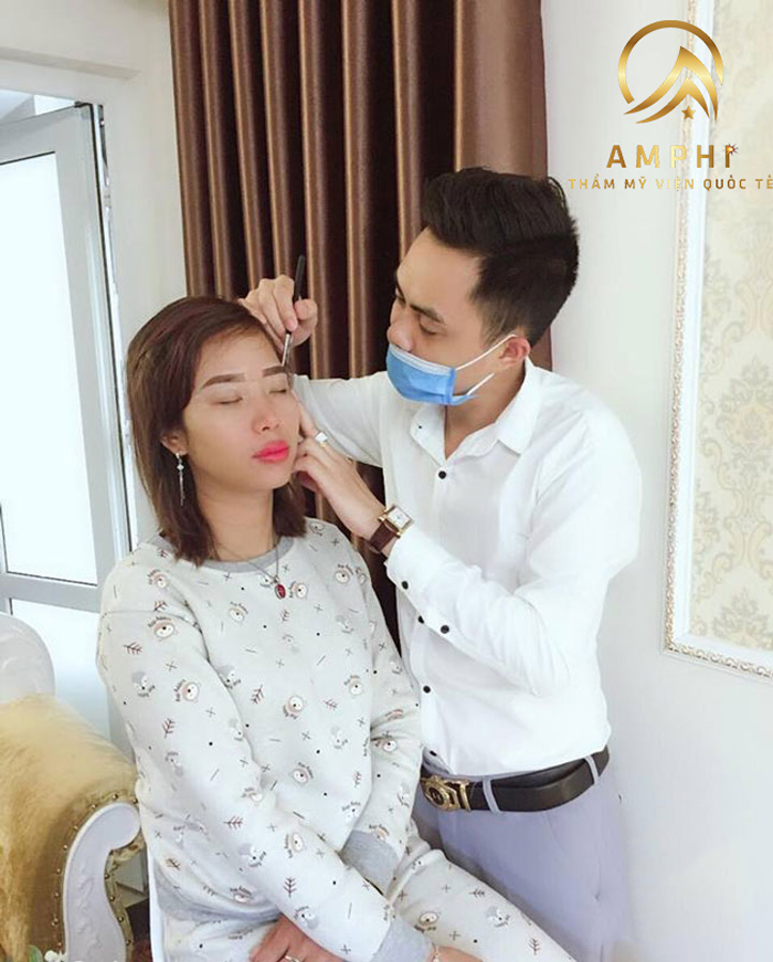 khách hàng phun xăm thẩm mỹ tại AmPhi