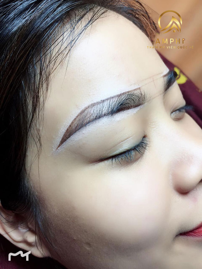 khách hàng phun xăm thẩm mỹ tại AmPhi