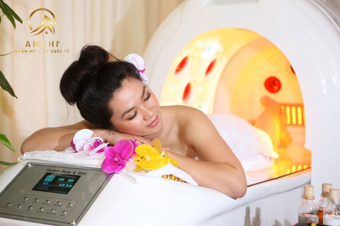 khách hàng tắm trắng tại amphi