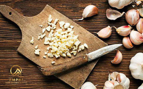 trị mụn bằng tỏi