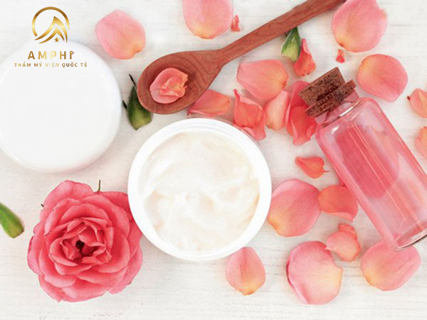 Nghệ thuật cách chăm sóc da bằng nước hoa hồng hiệu quả, đúng cách Nghệ thuật cách chăm sóc da bằng nước hoa hồng hiệu quả, đúng cách