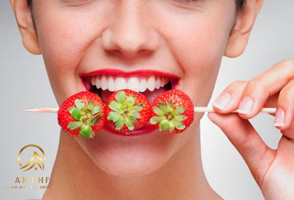 3 phút tẩy trắng răng bằng dâu tây mỗi ngày an toàn hiệu quả