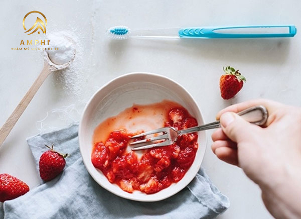 tẩy trắng răng bằng dâu tây